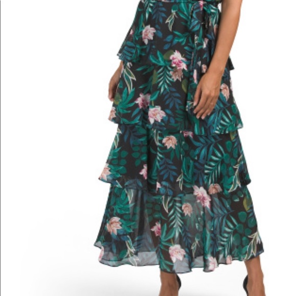 Green floral dress! Beautiful flowwy, v neck with tie up belt. Cap sleeve. - Picture 6 of 6